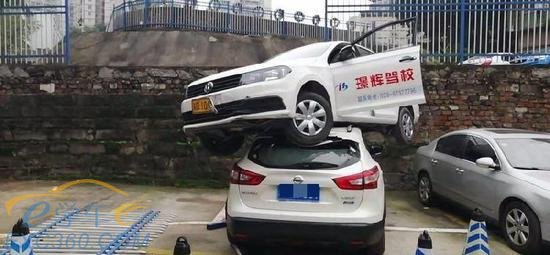 駕校學(xué)員錯(cuò)踩油門 然后下一幕就悲劇了這操作真是厲害了