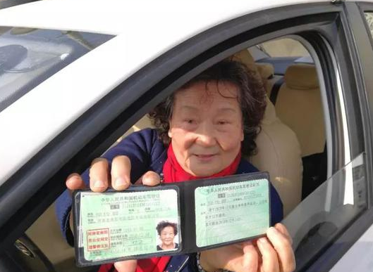 超勵志!69歲老太考駕照,僅用32天全部通關!
