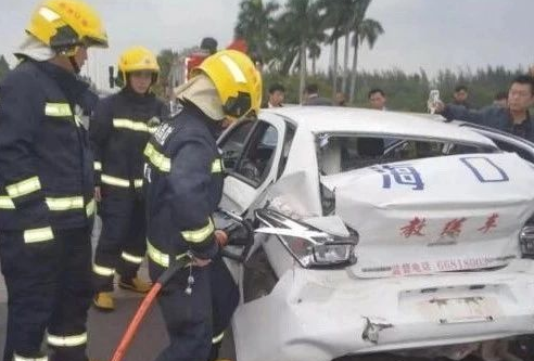 一死一傷!渣土車狠撞教練車:請社會車輛禮讓教練車、考試車,莫讓慘劇再發生……