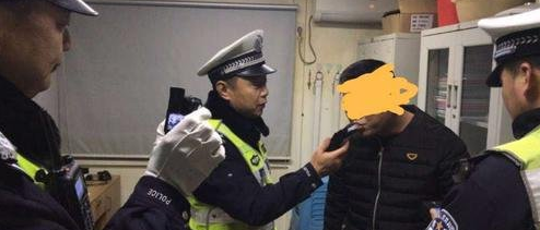 小伙通過駕考約好友慶祝 4小時(shí)后酒駕被吊銷駕照