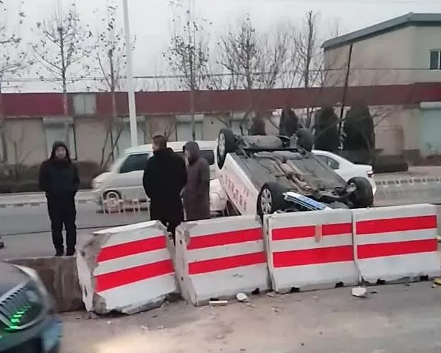 突發(fā)!保定一教練車撞上隔離墩,直接翻個底朝天.....