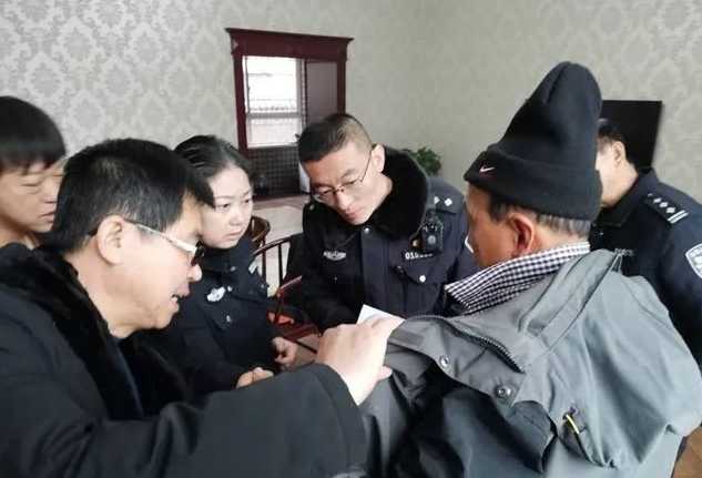 駕考科目一考試作弊,被民警抓個現行!